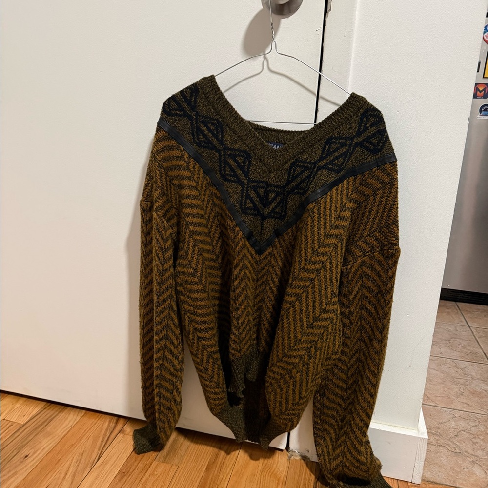 Chevron Pattern V-Neck Sweater - Olive and Black